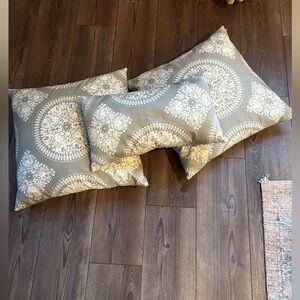 Gray & White Medallion Decorative Throw Pillow Set